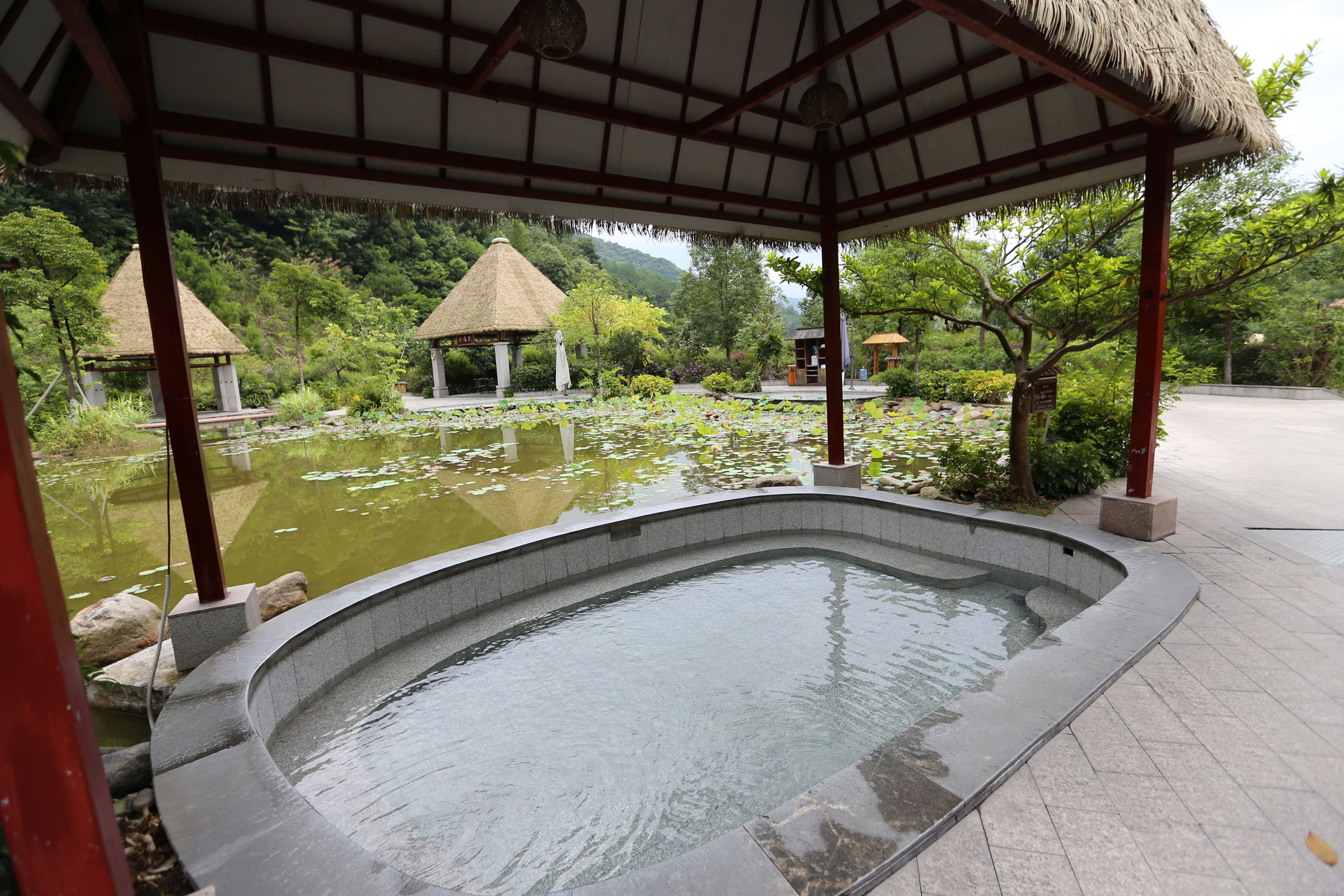  p>新丰云天海温泉度假村位于广东新丰县梅坑镇利坑角,占地4800亩.