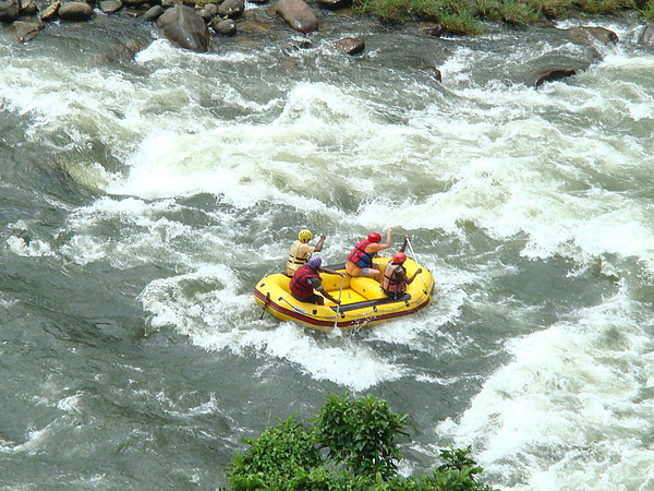  p> b>白龙峡 /b>以深山峡谷漂流为特色,全长6公里,全程总落差100米
