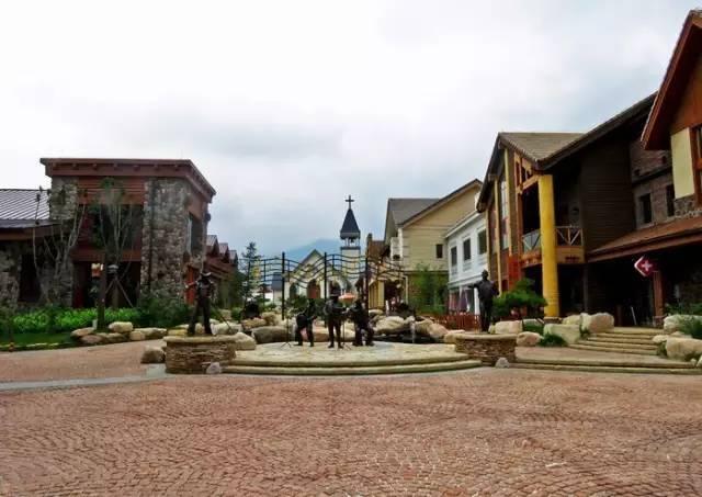  p data-id="gnwjg3uokg">原乡美利坚位于延庆古崖居西侧,三面环山,南