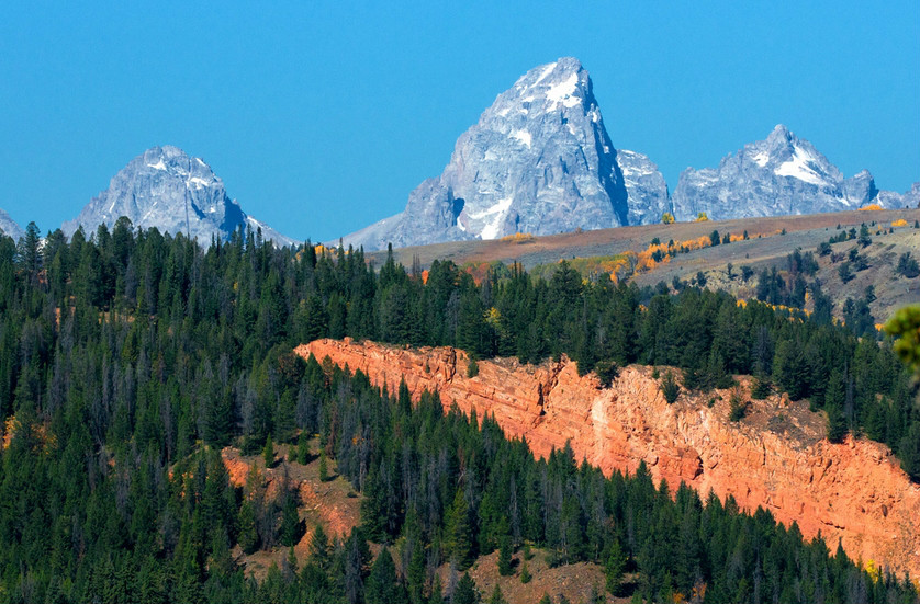  p>红山(red hill):小山脉,在 a target="_blank" href="/item/心湖