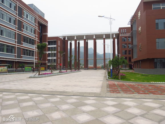  p>承德县一中始建于1953年8月,原名为承德县下板城一中,经几易其名