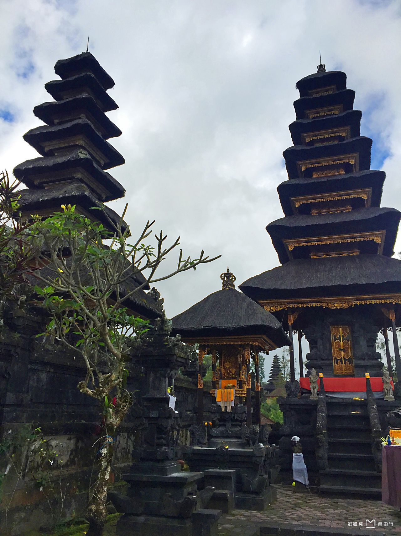 布撒基寺(besakih)位于巴厘岛的东北部,海拔
