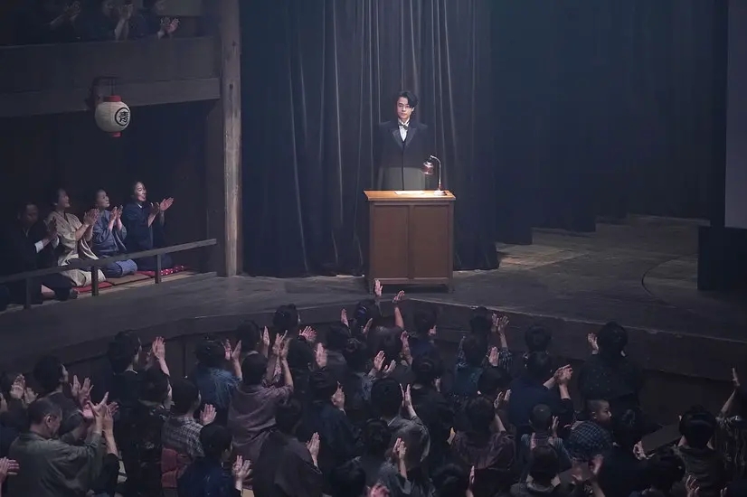  p>默片时代,在电影放映时为电影中的对白配音,同时通过旁白解说剧情