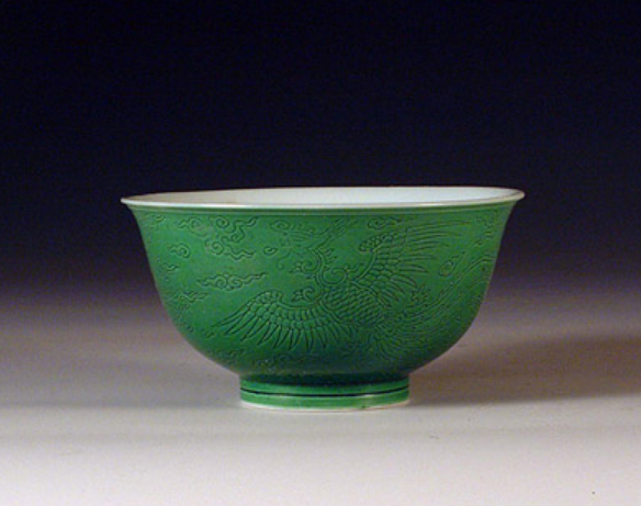 清雍正绿釉暗刻龙凤纹瓷碗
