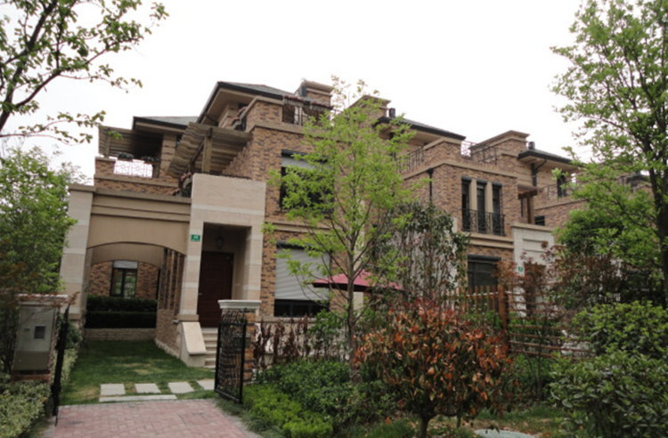  p>朗诗绿岛(别墅)位于上海市宝山罗店,由上海朗华置业有限公司建成