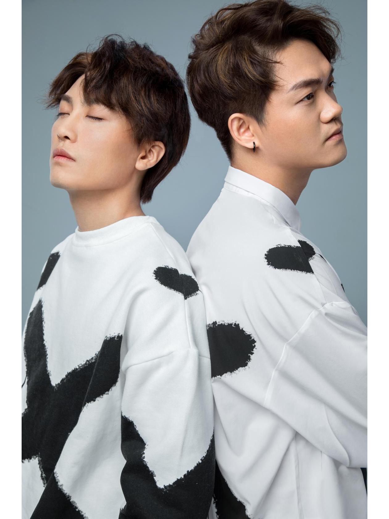  p>展展与罗罗,中国内地男子演唱组合,由 a target="_blank" href="