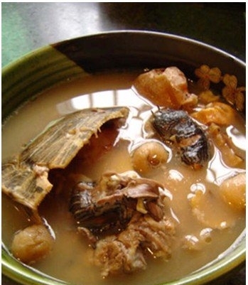  p>土茯苓煲甲鱼是一道补汤,主料是甲鱼500g,猪展( a href="#" data