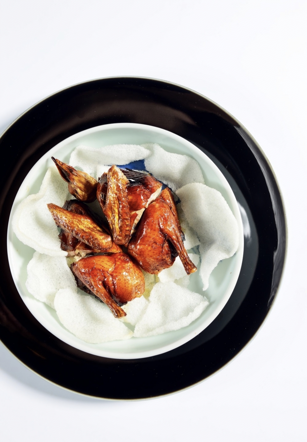  p>脆皮炸乳鸽是广东地区特色传统名菜,属于粤菜系.