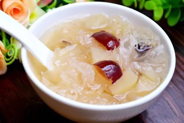  p>莲子百合糖水是一道以莲子,百合等食材制作而成的汉族传统名点