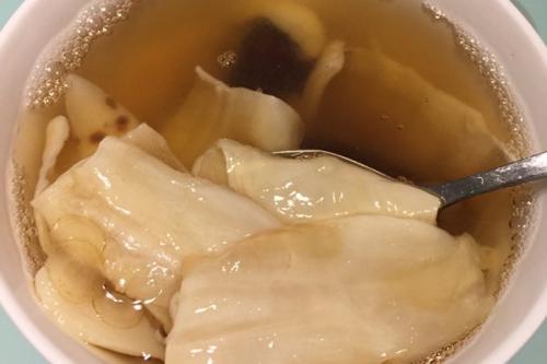  p>炖鱼胶是一款家常类菜品,制作原料主要有 a target="_blank" href=