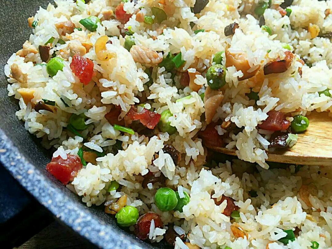 选麦豆粒(学名:豌豆)和糯米,加入熏火腿心或腊肉