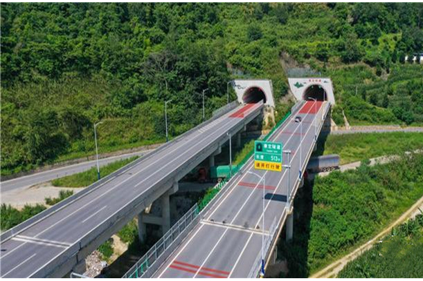 >安石特长隧道位于云南省临沧市凤庆县凤山镇安石村附近,为分离式隧道