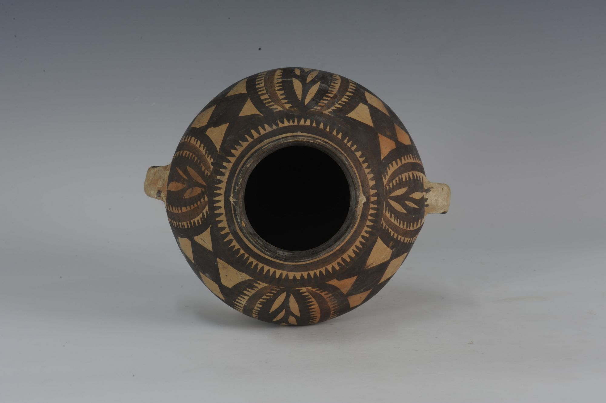 菱形锯齿纹彩陶双耳壶