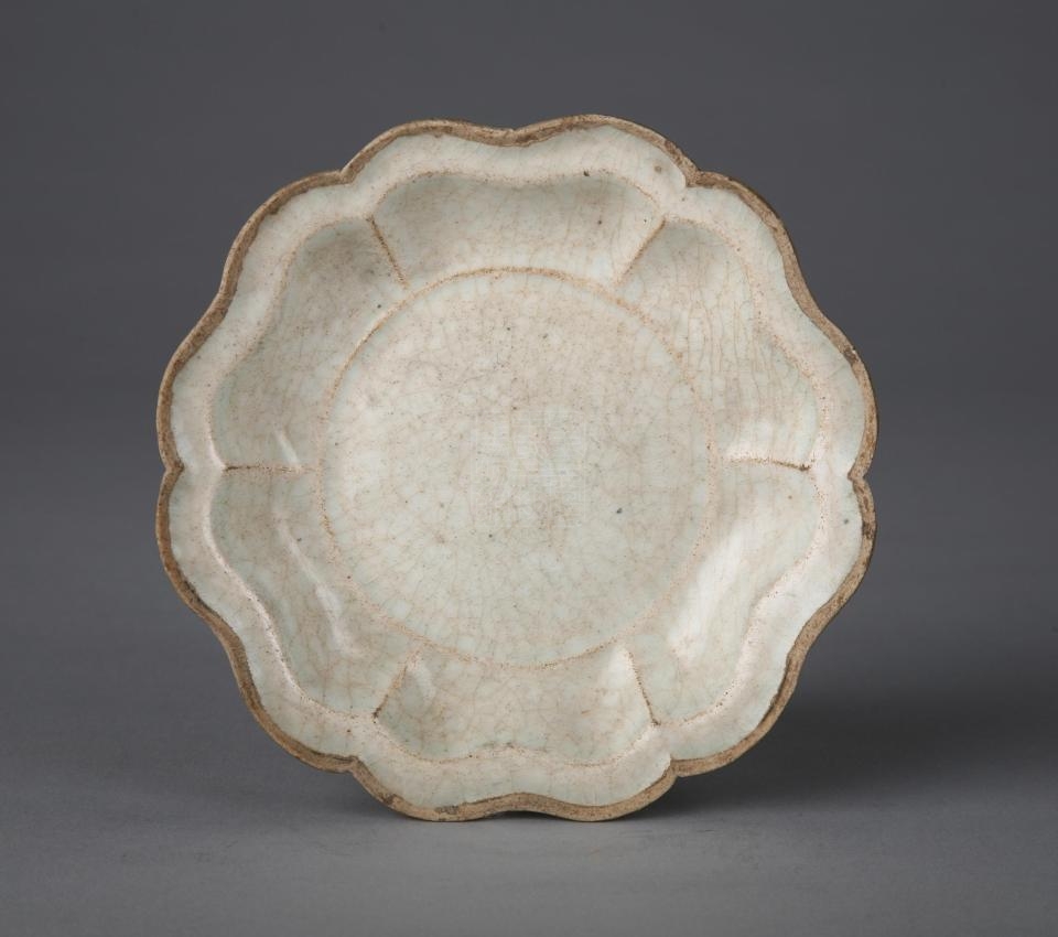  p>元青白瓷葵口盘是重庆中国三峡博物馆收藏的瓷器.