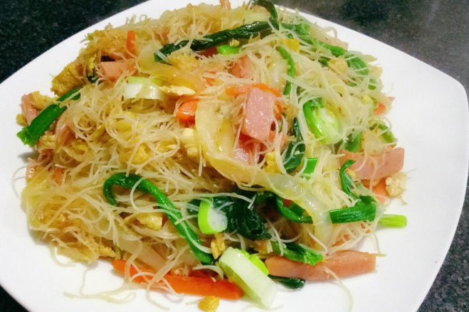 火腿肠鸡蛋炒粉