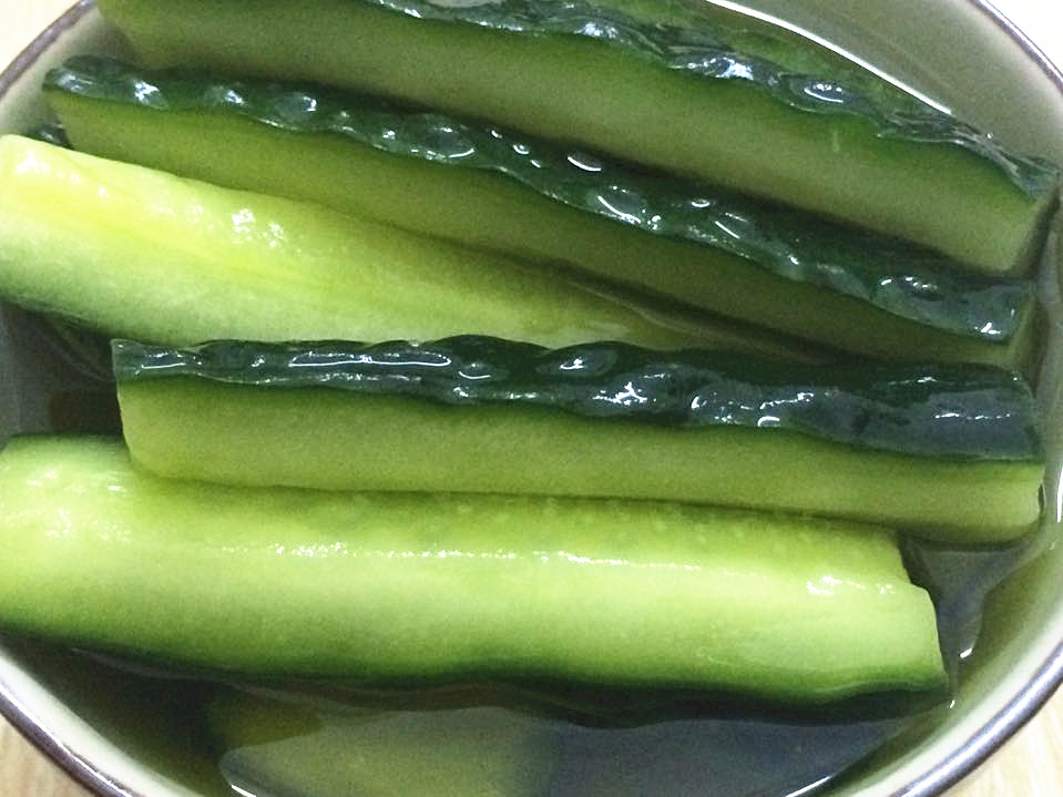  p>酸甜青瓜,是一道家常菜,取黄瓜一根,切成薄片,在切好的黄瓜上糖