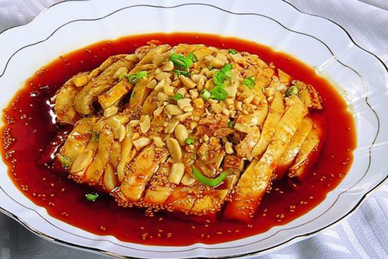 乐山棒棒鸡,嘉定棒棒鸡,是一道四川省的特色传统名菜,属于川菜系