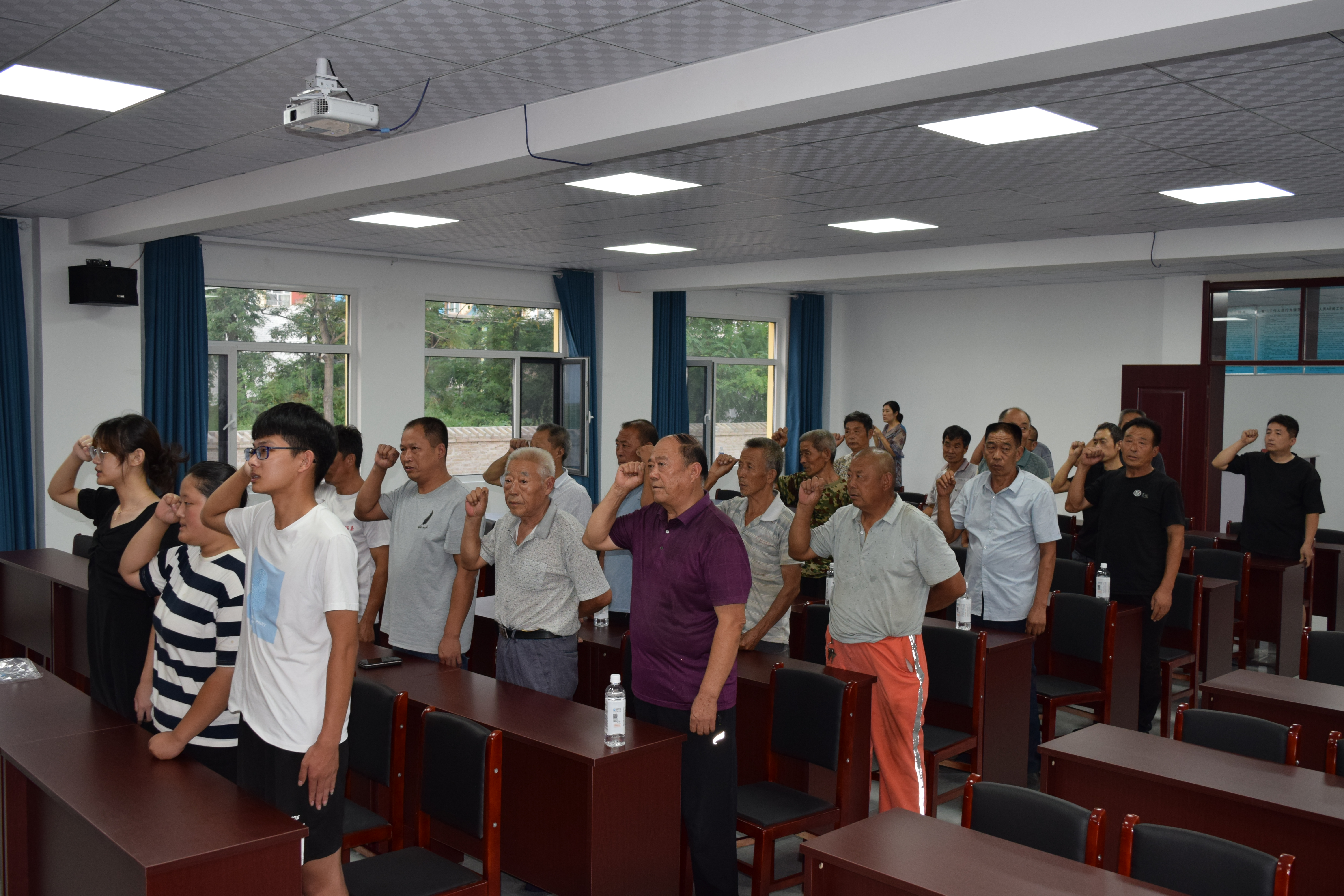 正定县,南与南洼村,西与朱食村西孙楼村接壤,北邻东孙楼村与行唐县隔
