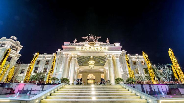  p>仙华四季温泉乐园位于金华市浦江县仙华山脚下 /p>