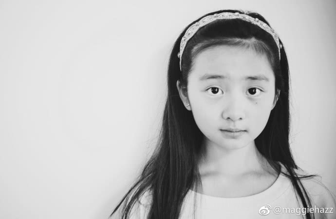 黄多多近照，都这么成熟了，与漂亮姐姐同框毫不逊色尽显女神气质_百科TA说