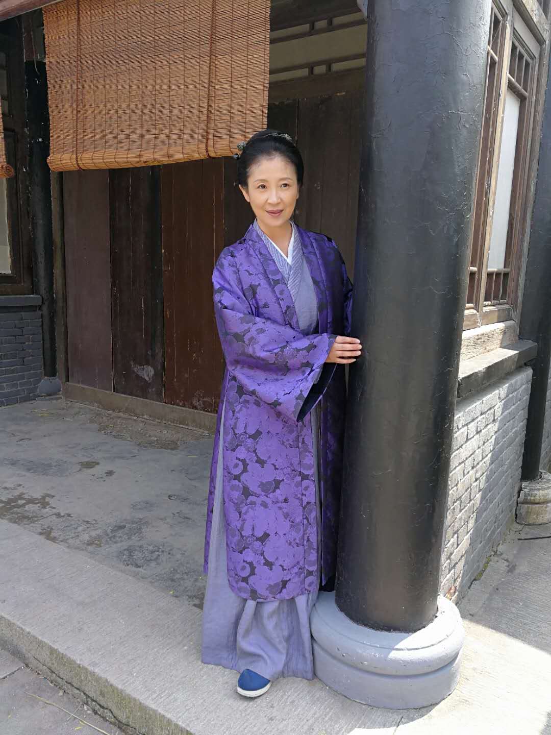  p data-id="gnbsh1h4ej">红花,1月9日出生于中国大陆,中国内地女演员