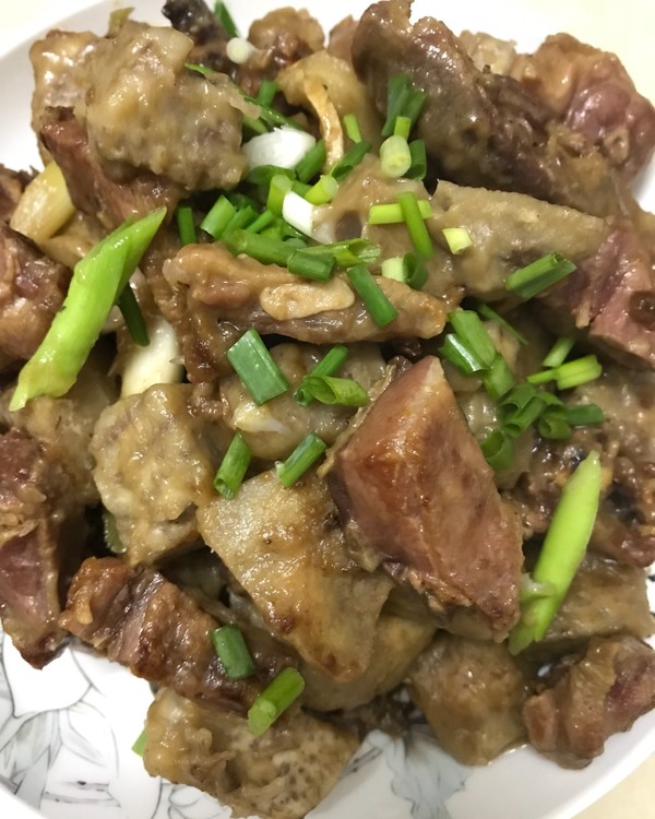  p data-id="gn6p1z8nzb">香芋焖腊鸭是芋头,腊鸭腿等制作的菜品. /p>