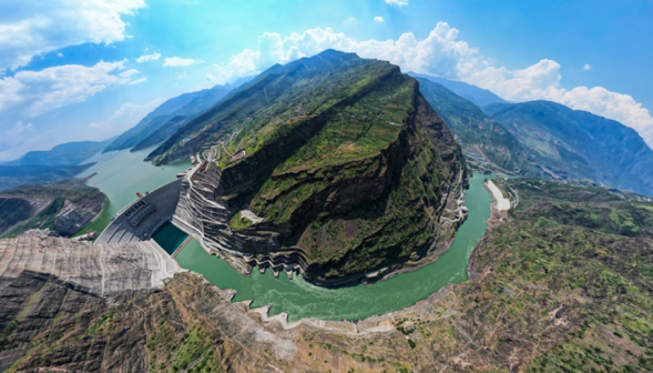 8月28日拍摄的白鹤滩水电站（无人机全景照片）