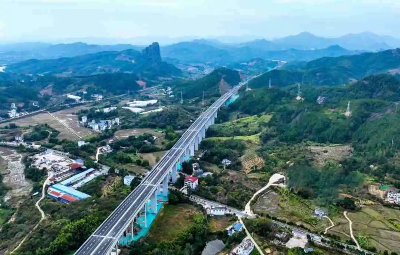 ">寻乌—龙川高速公路(xunwu–longchuan expressway),简称"寻龙高速"
