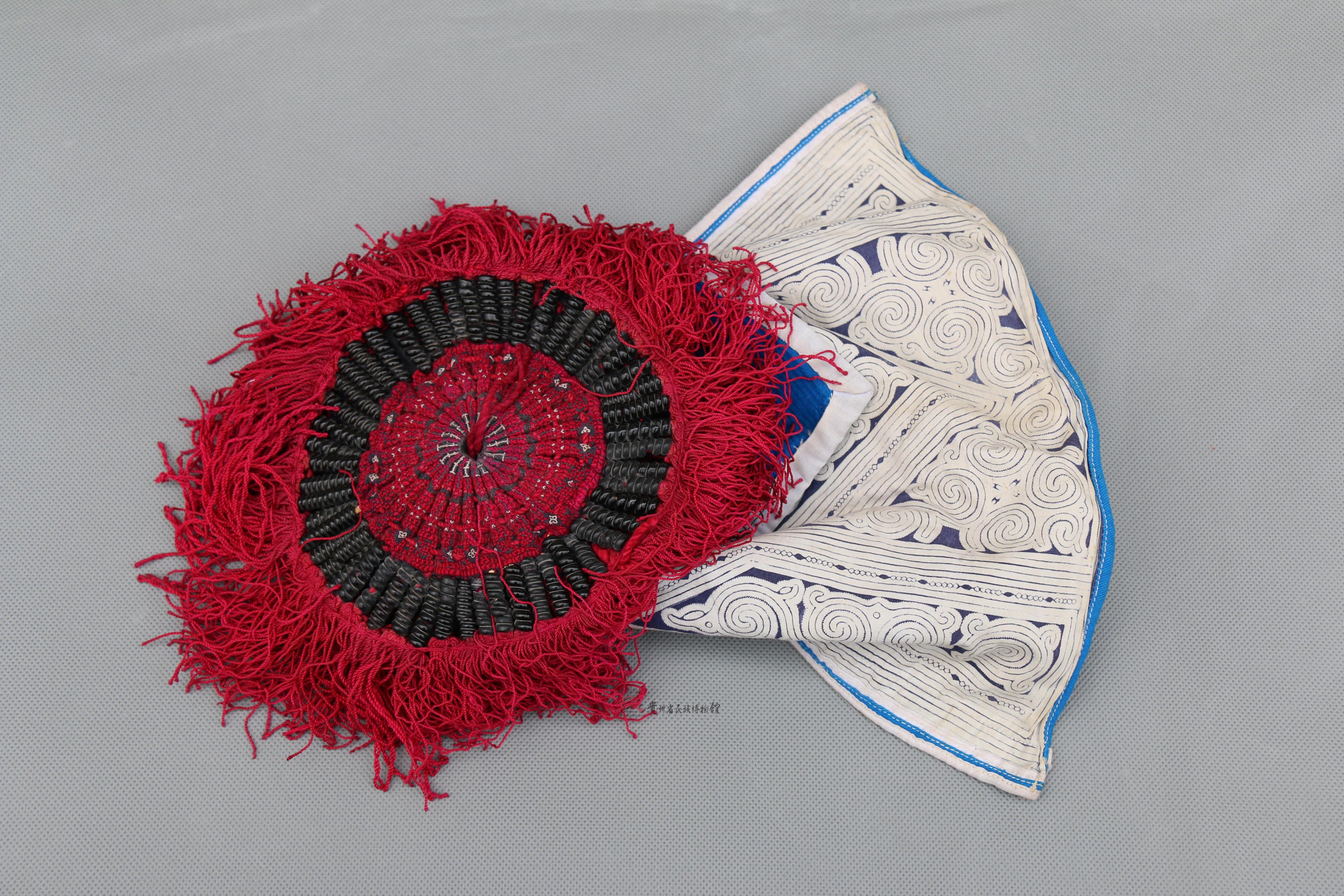 当代黄平亻革家女蜡染红缨珠帽