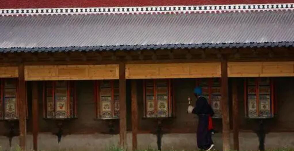  p>察干外香寺位于甘南藏族自治州玛曲县尼玛镇萨合村,始建于清乾隆