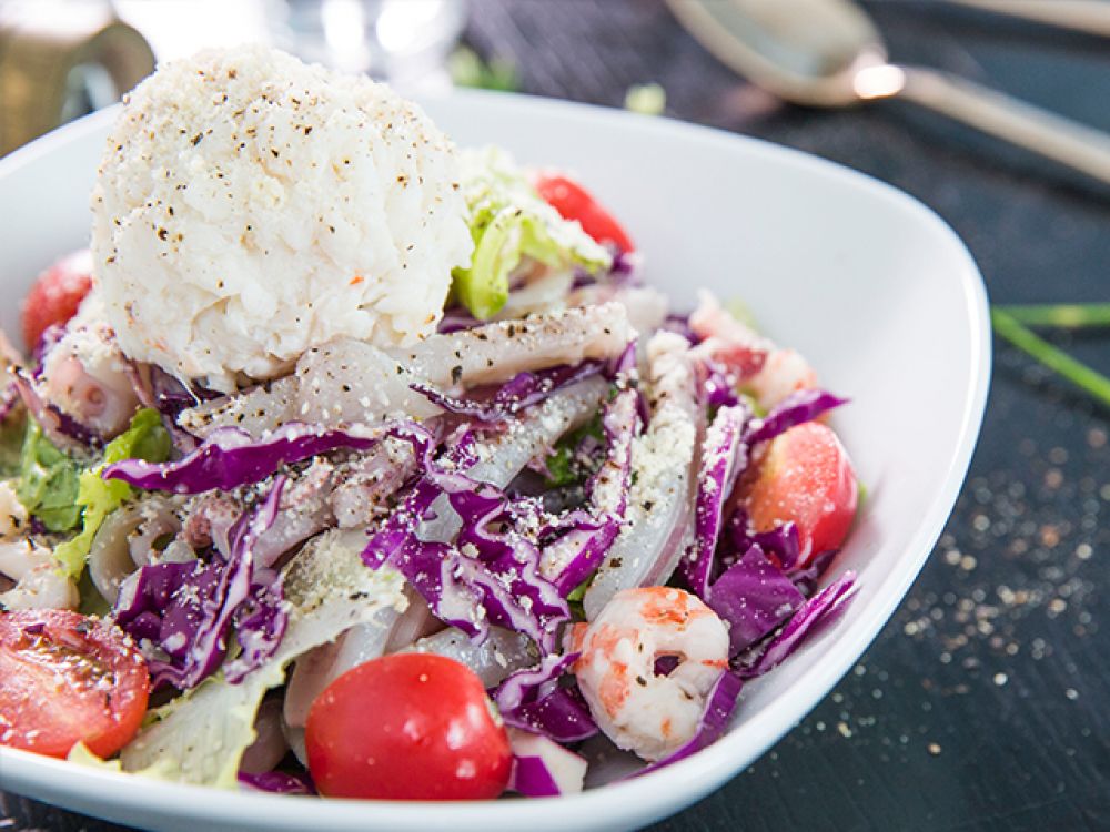 鲜艳多味海鲜色拉