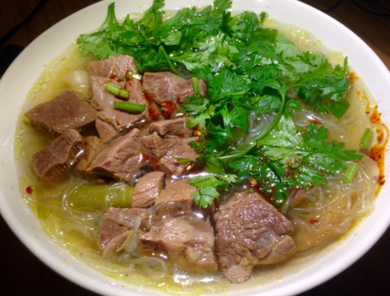  p>牛肉粉丝汤是利用牛肉和粉丝制成的一道美食,营养丰富,色泽诱人