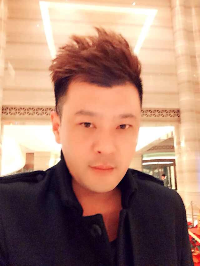  /p> p>1998年,陈志雄被香港演员韩国材发掘涉足演艺圈,由dj转做演员.