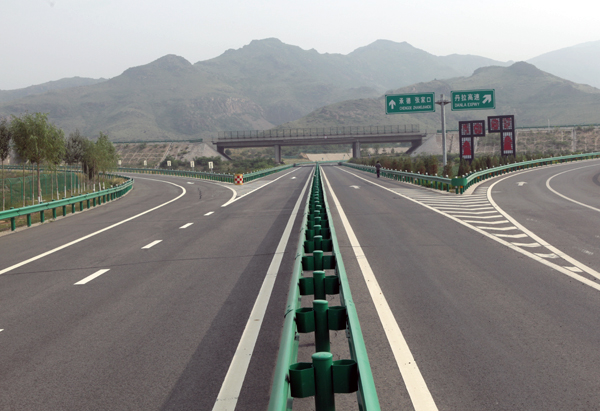  p>张承高速公路全长375公里,经张家口,崇礼,沽源,大滩,丰宁至承德.