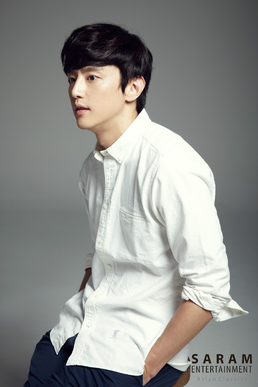 本名权世仁,2012年转入经纪公司saram entertainment时将名字改为权律