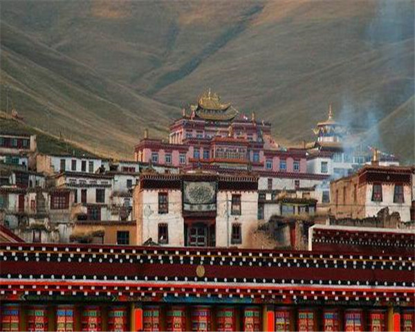 协庆寺,全称"协庆丹尼达吉林寺 ",位于海拔四千多米的四川康藏德格县