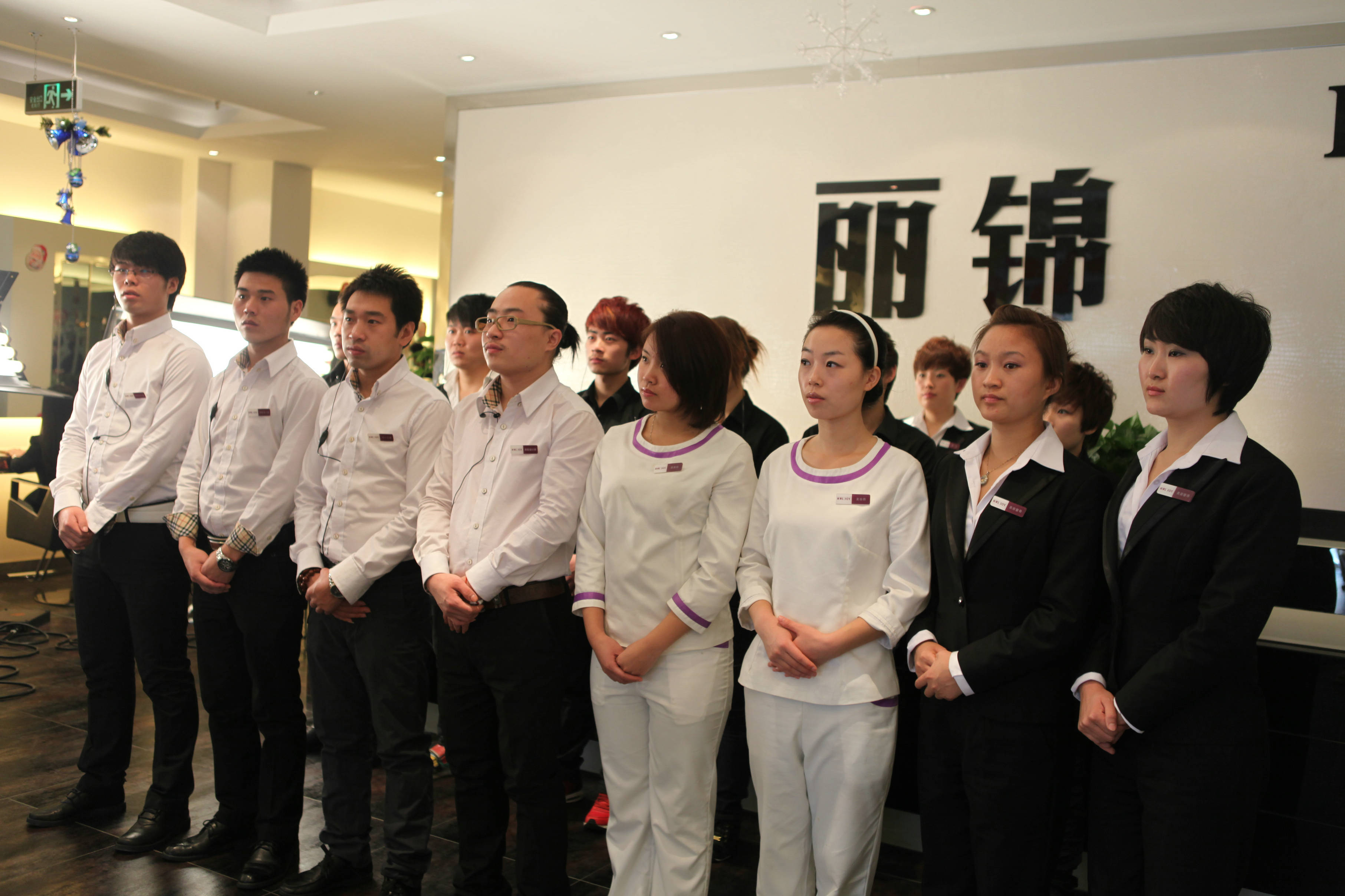  p>丽锦是一家美发,美容,养生,美体和妆典为一体大型专业连锁机构.