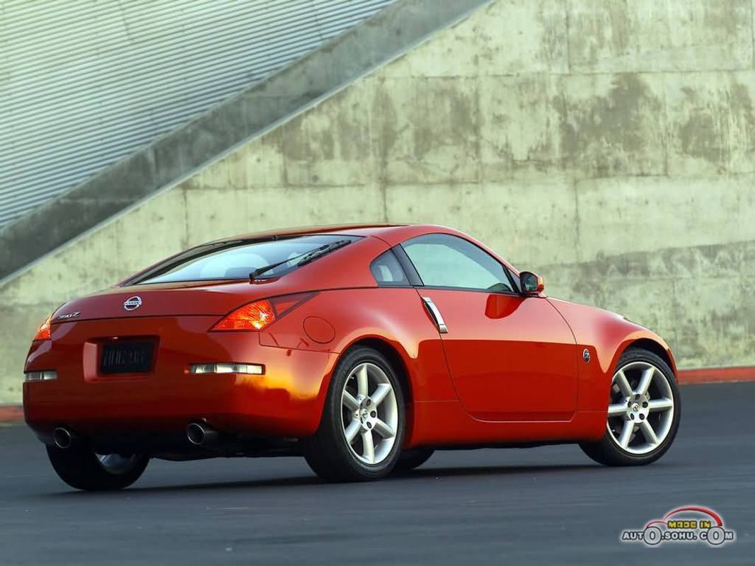  p>日产350z身为z-car系列的第五代,各项表现更为突出,在内外观设计或