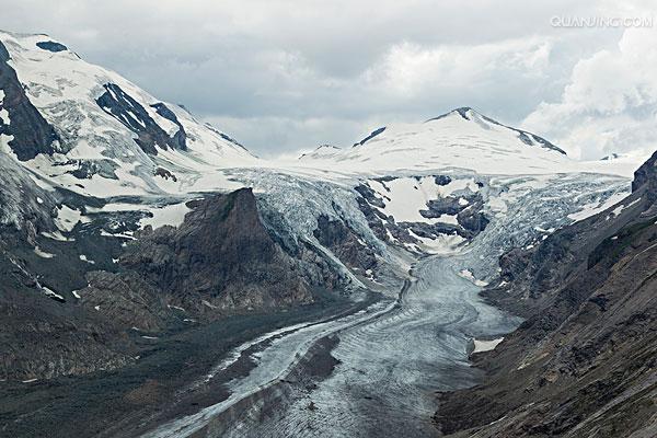 1935年在山地东部筑成公路,并有支线直达帕斯特泽冰川的山麓下.