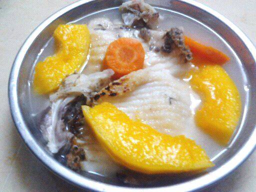  p>木瓜生鱼汤(papaya raw fish soup)是一道美味可口的中华名肴,属于