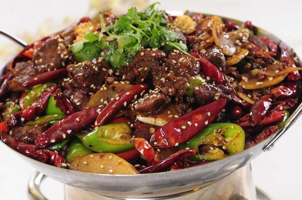  p>干锅牛肉是一道菜品,制作原料主要有牛肉,尖红,精盐,味精等.