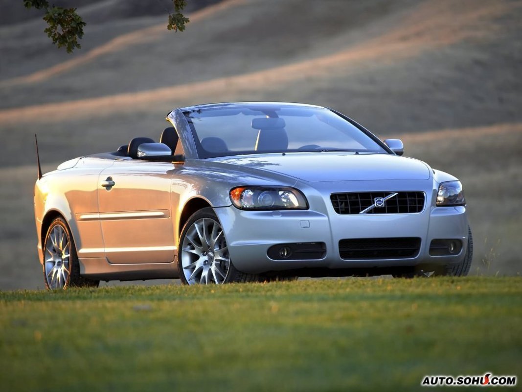 沃尔沃c70是一款可以全方位满足驾驶者多重需求的三折式硬顶四座敞篷