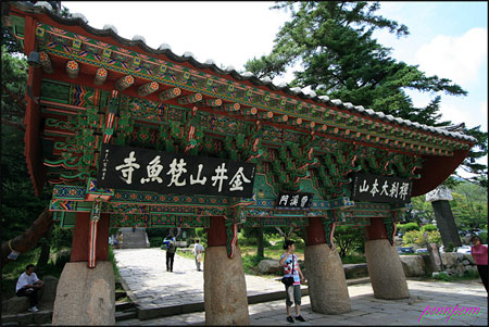  p>梵鱼寺,位于韩国 a href="#" data-lemmaid="10245656">釜山广域市