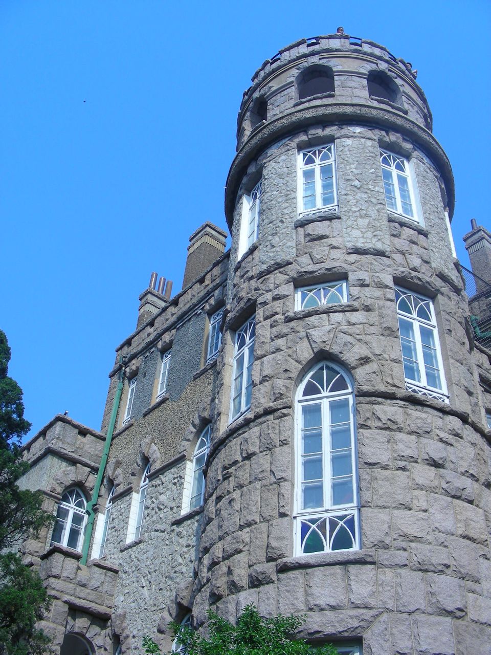  p>爱情角,坐落在风景秀丽的青岛信号山南麓,位于青岛八大关风景区内