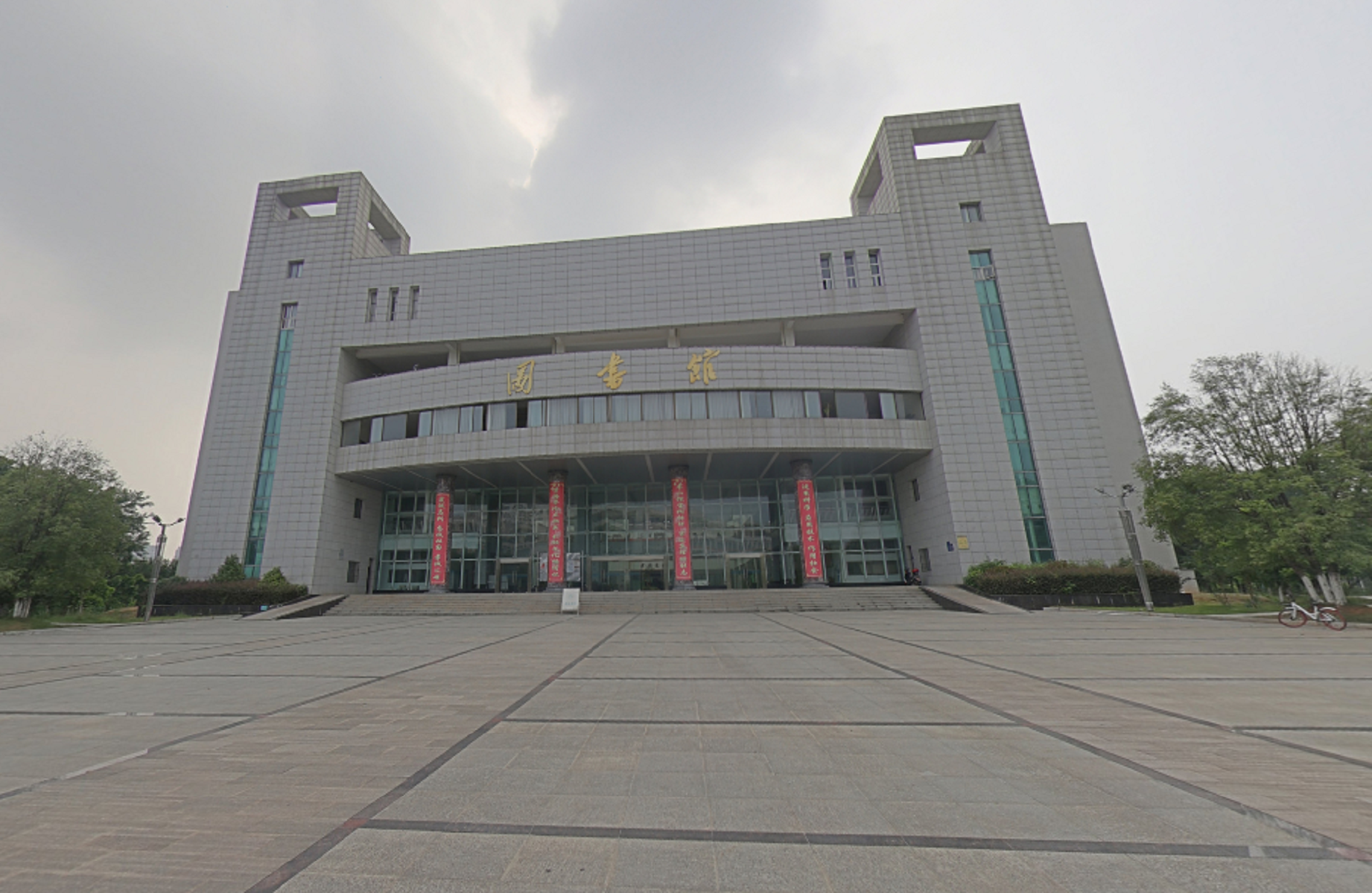  p>湖北科技学院位于湖北省咸宁市,是湖北省属普通本科院校,第一批