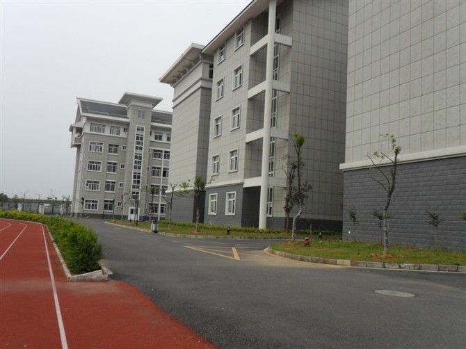  p>龙游县第三中学始建于1997年,新校园位于龙游县城西九里立交桥,是