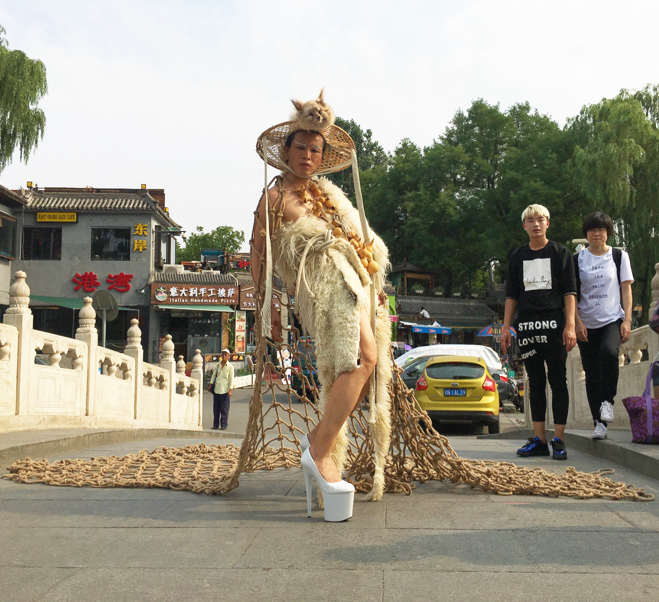 明星妆发设计师,中国首位登上国际版《vogue》的行为艺术家;中国户外