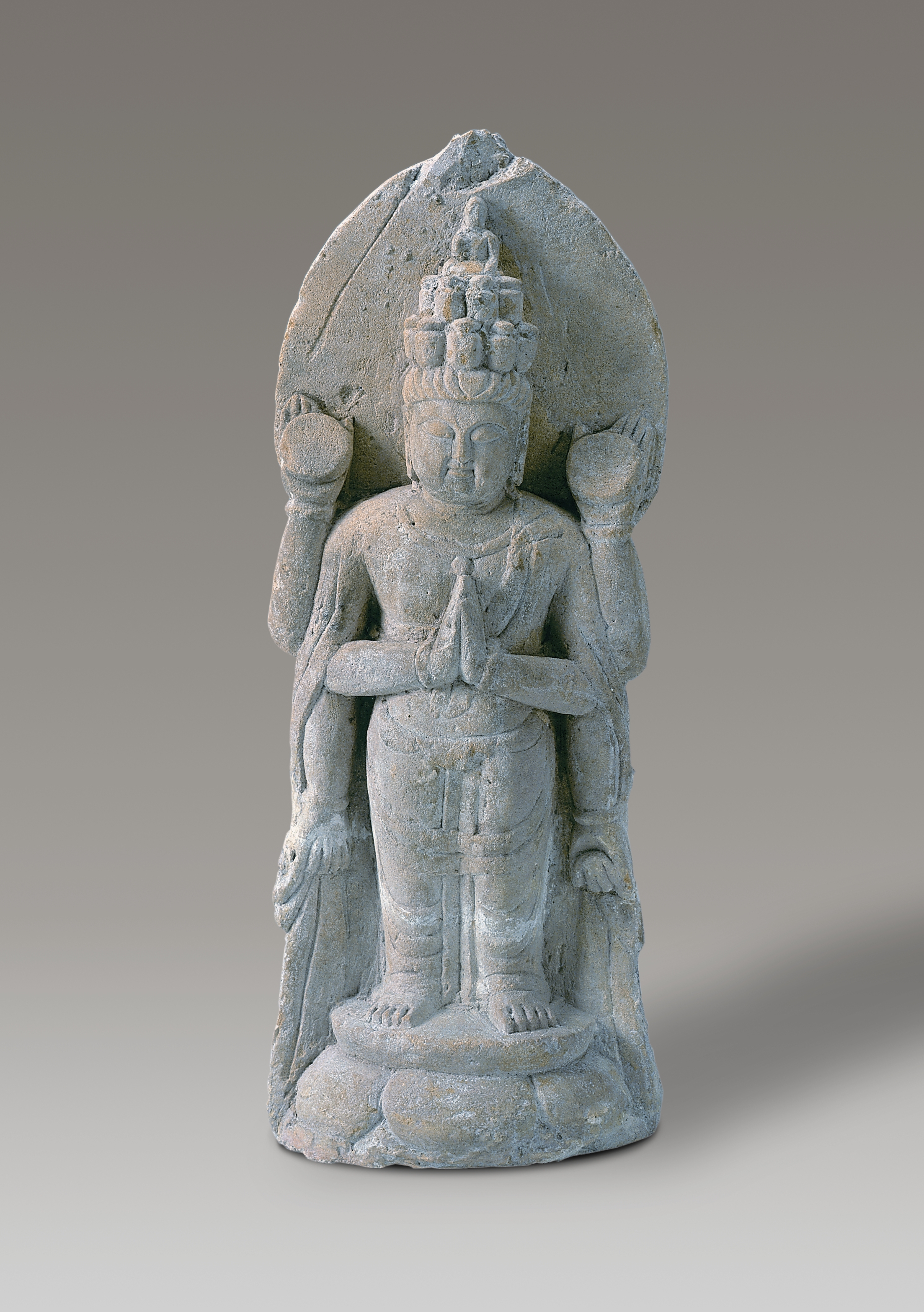  p>此展品为唐代的雕塑,砂岩造像为六臂观音,立于莲花之上,体态丰满