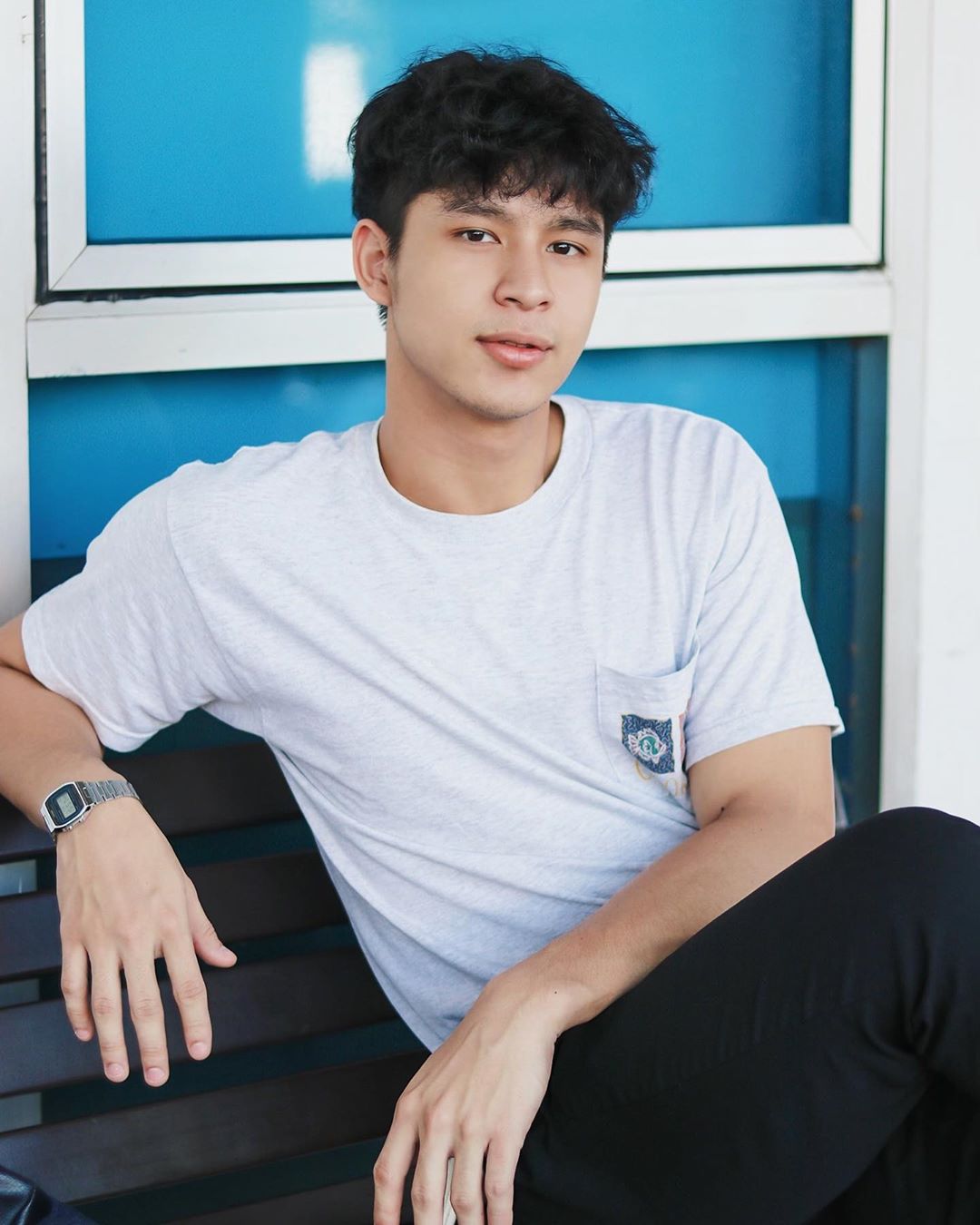 ,1998年7月13日出生于泰国清迈杭东区