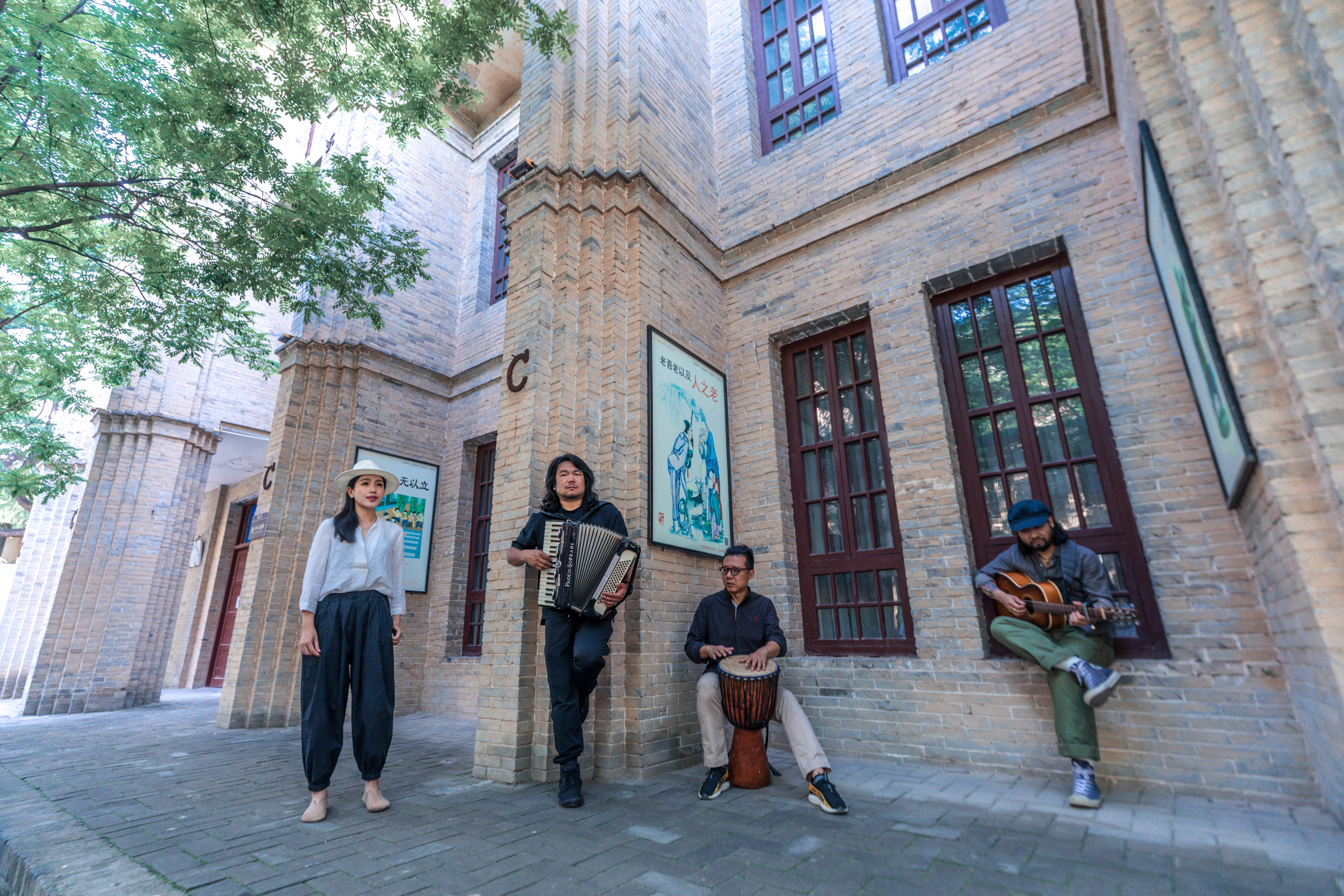  p>古城四月乐队,主要作品《长安圆舞曲》 /p>